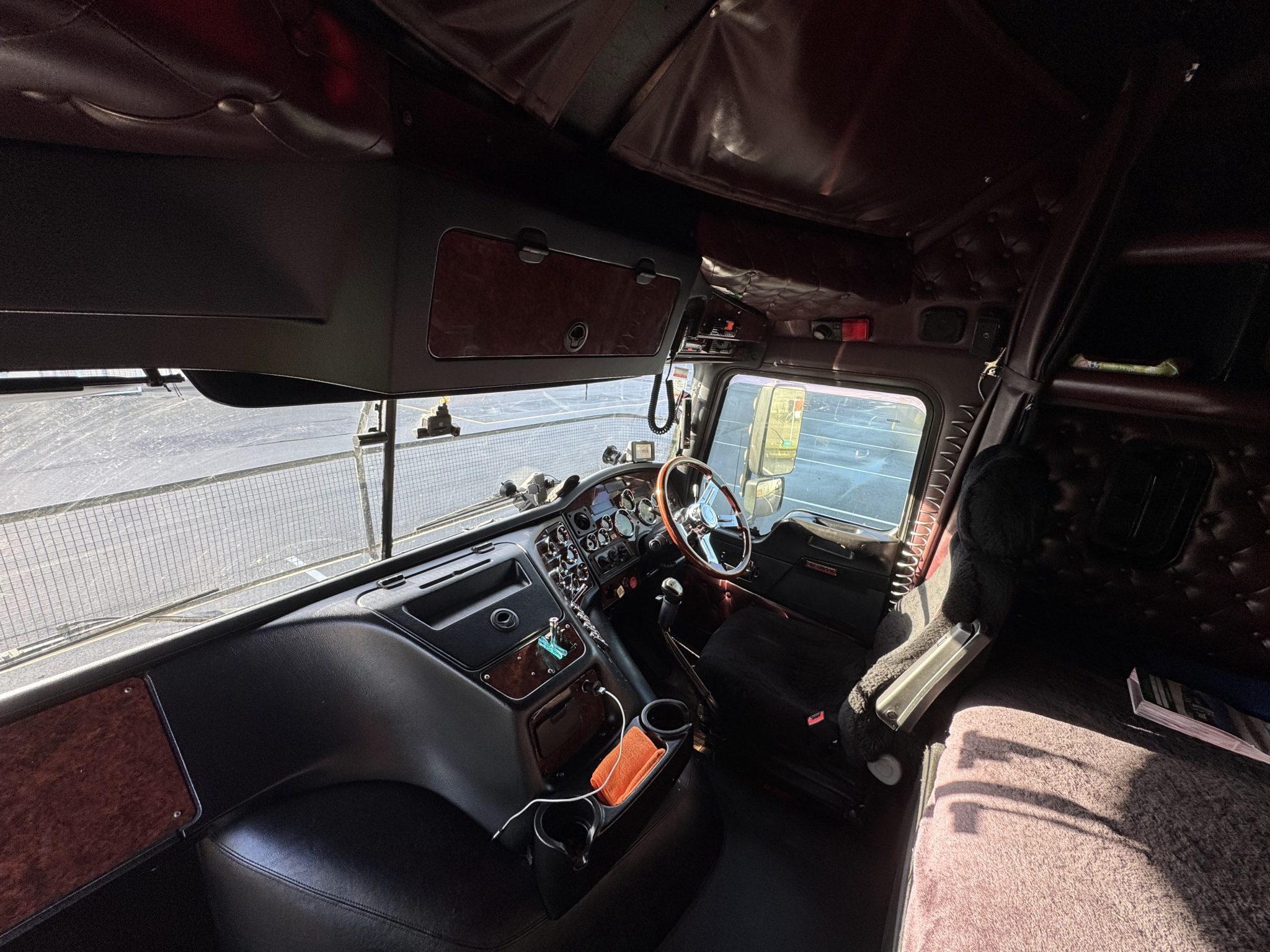 2010 Kenworth K200 6x4 Tractor Unit - Image 3